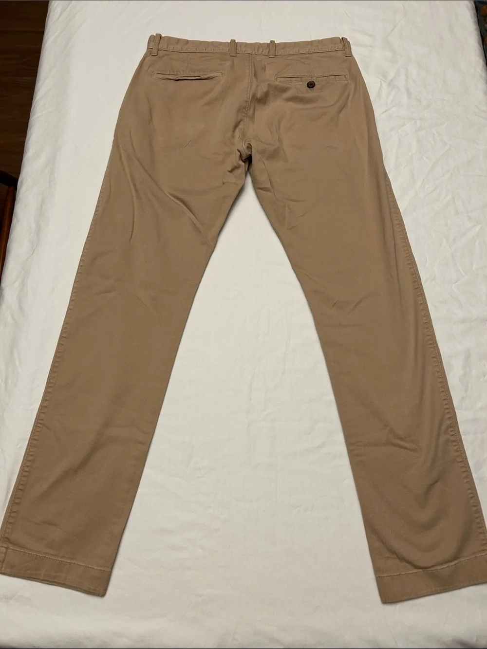 J. Crew Men's slim Classic Straight Chinos - Tan